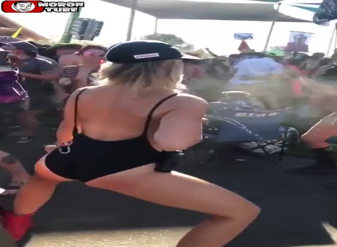Video :At a festival, she squirts people with breast milk